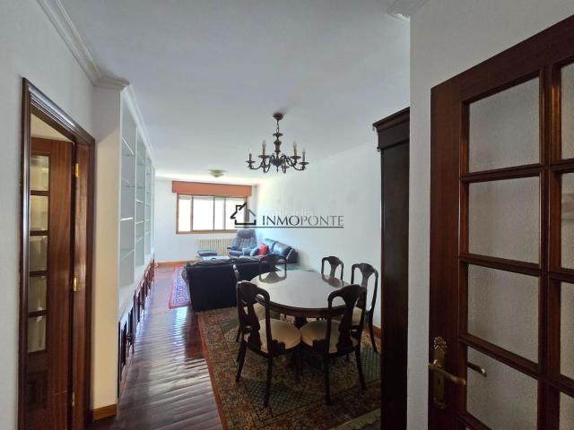 Piso en venta en Pontevedra, Zona de Plaza de Barcelos. Se vende piso de 3 dormitorios, ideal para familias que buscan amplitud, comodidad y una ubicación excelente. La vivienda dispone. Pisos.