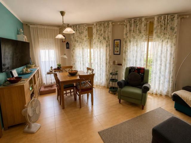Piso en venta en Premià de Mar, Zona Alta. Piso esquinero en el centro de Premià de Mar con gran balconada, patio 4 habitaciones y 2 baños y rentabilidad asegurada hasta 20. Pisos Premià de.