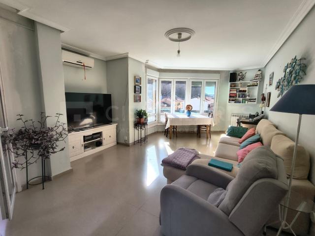 Piso en venta en Quel. Magnífico piso en Quel con impresionantes vistas panorámicas a todo el pueblo. Dispone de 3 dormitorios, baño reformado con plato. Pisos.