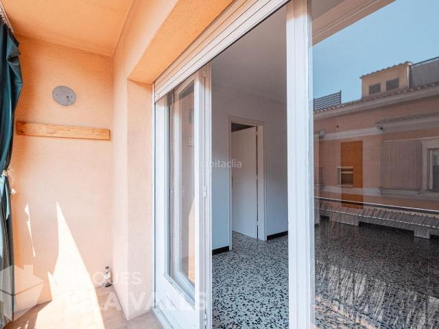 Piso en venta en Rubí, Centre. Piso totalmente exterior con balcón en una ubicación tranquila en pleno centro. Pisos.