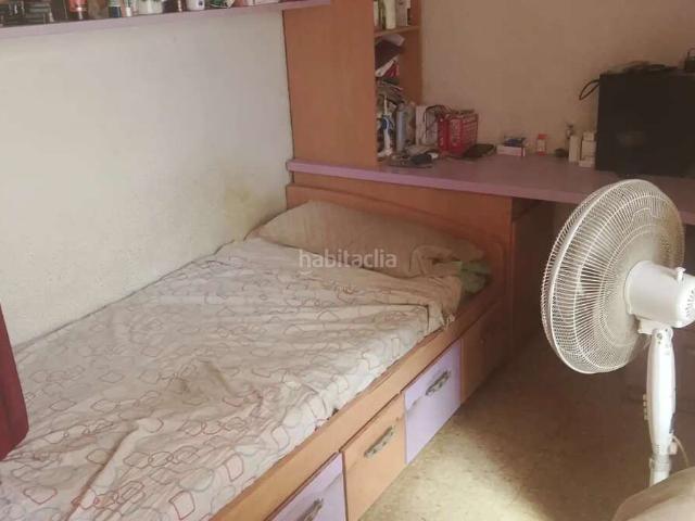 Piso en venta en Rubí, Progrés. Piso luminoso de 104 m con 4 dormitorios, 2 terrazas y ascensor en Grup VintICinc de Setembre, Rubí. Pisos.
