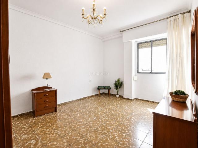 Piso en venta en Rafelbunyol. A 1 minuto del metro Piso de 3 habitaciones y doble orientación. Pisos.