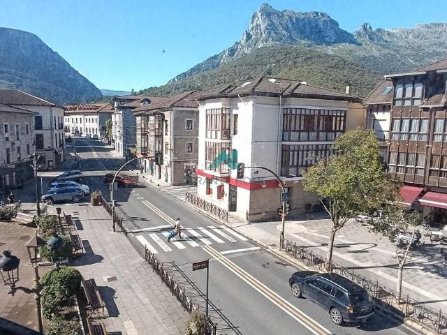 Piso en venta en Ramales de la Victoria. Se vende amplio piso en el centro de Ramales de la Victoria Oportunidad Única. Pisos Ramales de la.