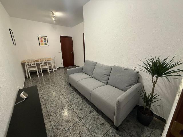 Piso en venta en rambla De Badal, Barcelona, de 40 m² 2 habitaciones por 215.000