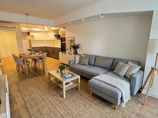 Piso en venta en rambla De Badal, Barcelona, de 97 m² 2 habitaciones por 415.000