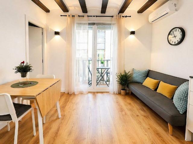 Piso en venta en calle De Les Cabres, Barcelona, de 33 m² 1 habitación por 198.000
