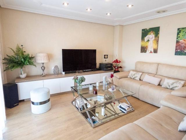 Piso en Venta en Reina Victoria Miguel Hernández