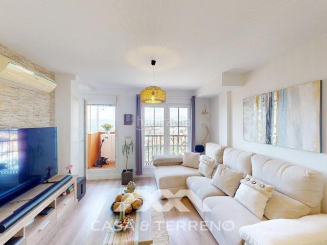 Piso en venta en Rincón de la Victoria, Lo Cea. Se vende Piso con espectaculares vistas al mar y terraza en Torre de Benagalbón. Pisos Rincón de la.