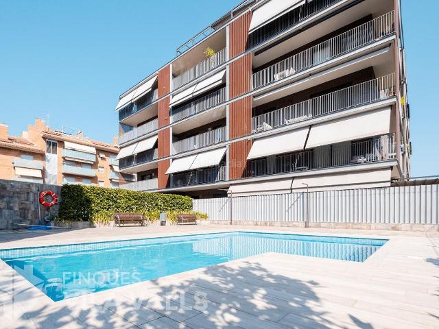 Piso en venta en Ripollet, Can Clos Pinetons. Luminoso piso seminuevo con gran terraza, piscina, parking y trastero. Pisos.