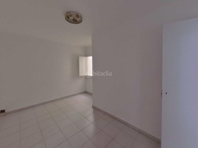 Piso en venta en Ripollet, Pont Vell. Este piso de 46,11 m, ubicado en Ripollet, ofrece tres habitaciones, un baño y una ubicación privilegiada en cuanto a servicios es. Pisos.