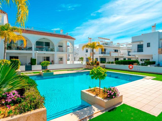 Piso en venta en Rojales. Descubra el encanto de vivir en un ático con esta encantadora residencia de dos dormitorios y dos baños que cuenta con 85 metros c. Pisos.