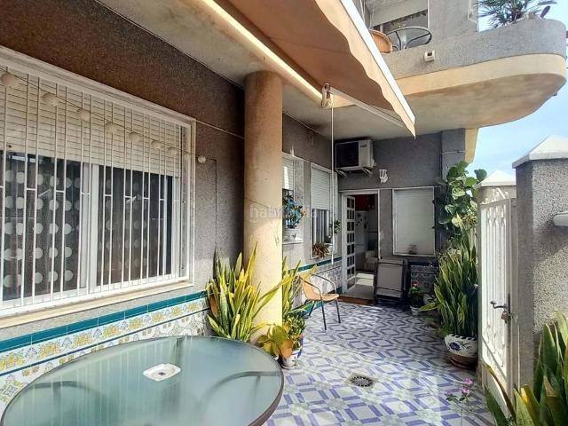 Piso en venta en Rojales. Este apartamento en planta baja ofrece tres dormitorios dobles y dos baños, diseñados para combinar comodidad con conveniencia y u. Pisos.