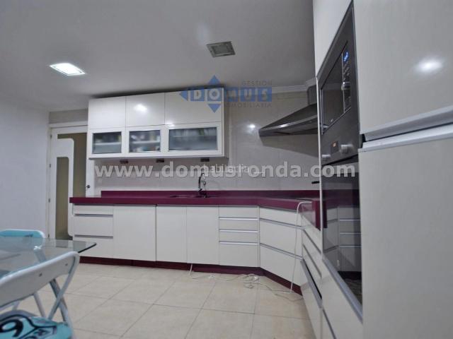 Piso en venta en Ronda, Centro. Espaciosa, luminosa y con excelentes calidades. Pisos.