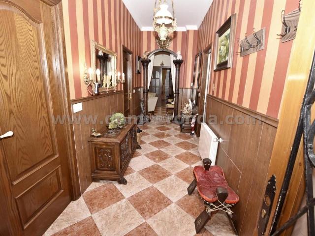 Piso en venta en Ronda, Centro. Piso amplio planta baja en pleno centro de Ronda. Pisos.