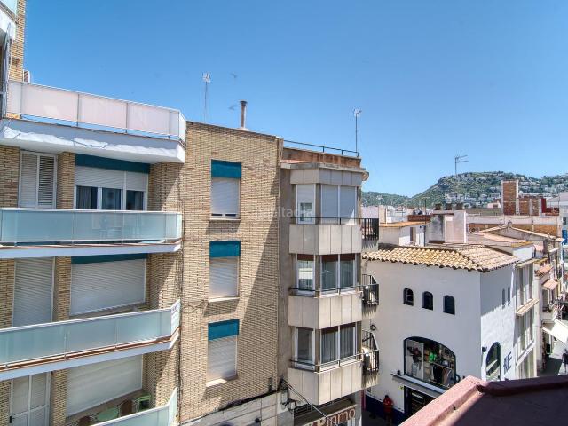 Piso en venta en Roses, Centre Costa Brava. Te gustaría vivir en una de las calles con más historia y personalidad de Roses, prácticamente con los pies en el agua y disfrutan. Pisos.
