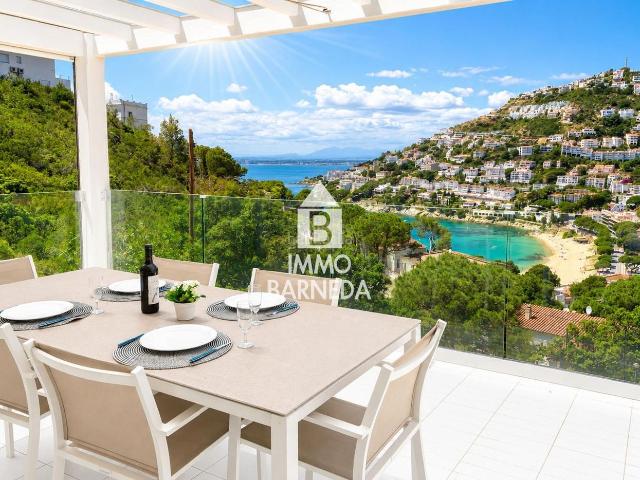 Piso en venta en Roses, Puig Rom Canyelles Almadrava Costa Brava. Apartamento con gran terraza y pérgola con vistas al mar en Canyelles. Pisos.