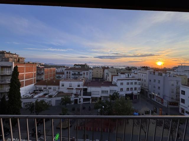 Piso en venta en Roses, Centre Costa Brava. Roses Apartamento con vistas al mar a 100 metros de la playa. Pisos.
