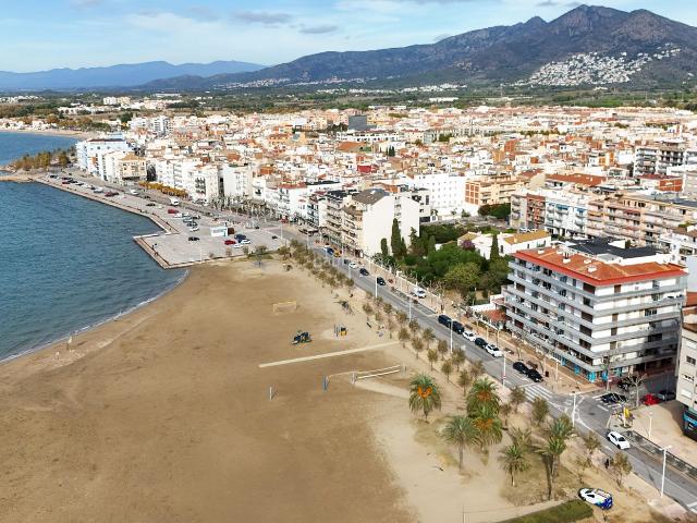 Piso en venta en Roses, Centre Costa Brava. En Primera linea de mar. Avda de Rhode. Pisos.