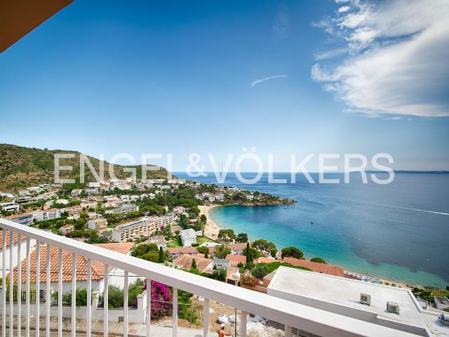 Piso en venta en Roses, Puig Rom Canyelles Almadrava Costa Brava. Apartamento duplex con gran terraza y vistas en Almadraba. Pisos.