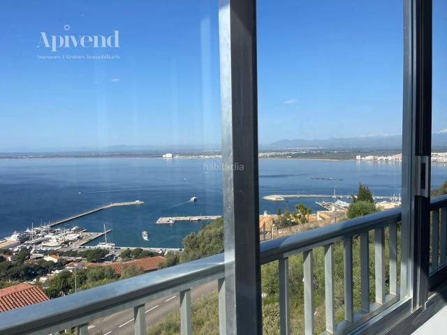 Piso en venta en Roses, Puig Rom Canyelles Almadrava Costa Brava. Apartamento reformado con impresionantes vistas panorámicas a la Bahía de Roses. Pisos.