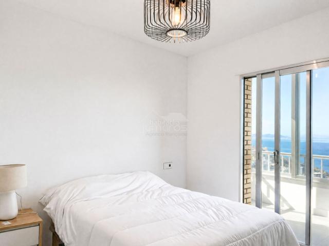 Piso en venta en Roses, Puig Rom Canyelles Almadrava Costa Brava. Este piso de 72 m en Roses, en la Costa Brava España, acaba de ser renovado por completo con materiales de calidad.El salón es amp.