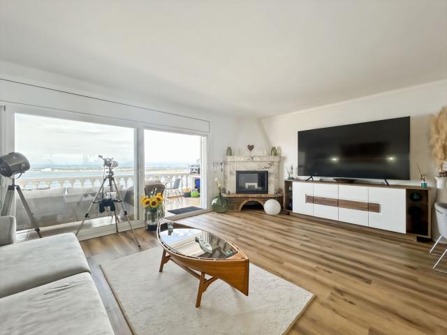 Piso en venta en Roses, Puig Rom Canyelles Almadrava Costa Brava. Situado en la última planta, este apartamento de unos 85 m construidos cuenta con un cómodo acceso, prácticamente a pie de calle d.