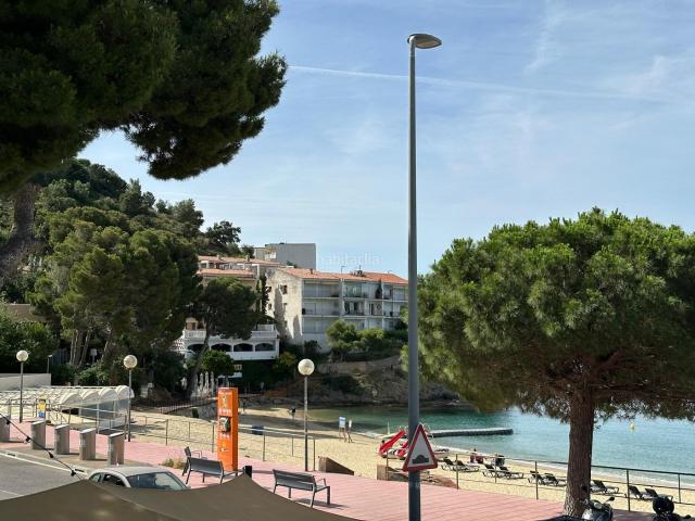 Piso en venta en Roses, Puig Rom Canyelles Almadrava Costa Brava. Piso en primera linea con licencia turística. Pisos.