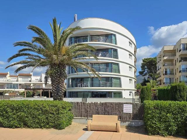 Piso en venta en Roses, Salatar Costa Brava. BAJA DE PRECIO! Ático en 1º línea con preciosas vistas y licencia turistíca. Pisos.