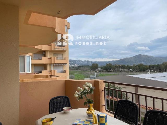Piso en venta en Roses, Santa Margarida Costa Brava. Apartamento con terraza cerca a 600m de la playa. Pisos.