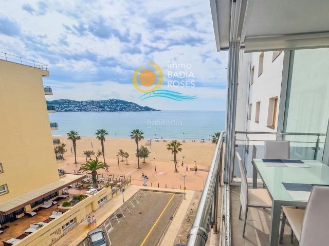Piso en venta en Roses, Santa Margarida Costa Brava. Apartamento en primera línea de mar, vista lateral al mar Santa Margarita, Roses. Pisos.