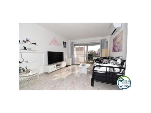 Piso en venta en Roses, Santa Margarida Costa Brava. Apartamento reformado con un dormitorio, vista lateral al mar y piscina comunitaria en venta. Pisos.