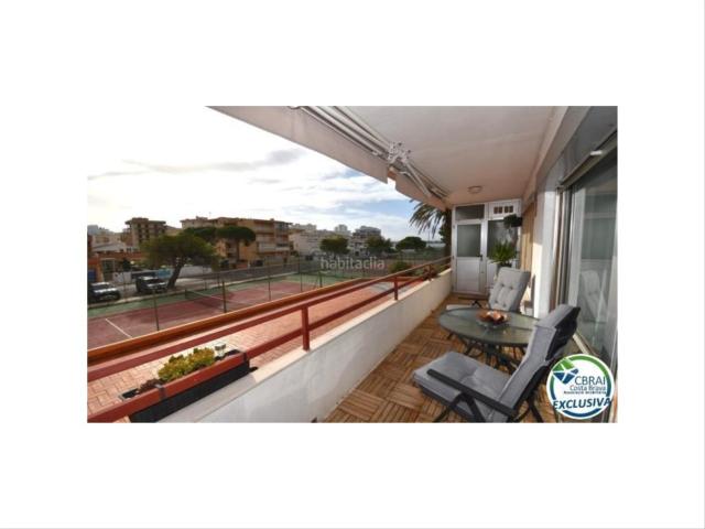 Piso en venta en Roses, Santa Margarida Costa Brava. Apartamento reformado con un dormitorio, vista lateral al mar y piscina comunitaria en venta. Pisos.