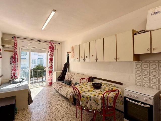 Piso en venta en Roses, Santa Margarida Costa Brava. Apartamento soleado a un minuto del mar. Pisos.
