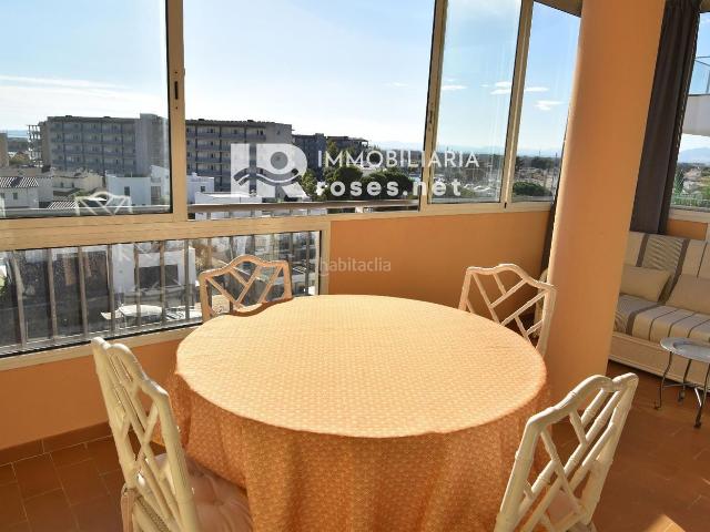 Piso en venta en Roses, Santa Margarida Costa Brava. Bonito apartamento con gran terraza acristalada, vistas al canal y trastero privado. Pisos.