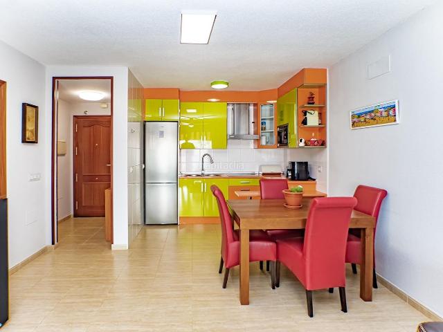 Piso en venta en Roquetas de Mar, Roquetas pueblo. Luminoso apartamento de 1 dormitorio con amplia terraza, piscina y garaje. Pisos Roquetas de.