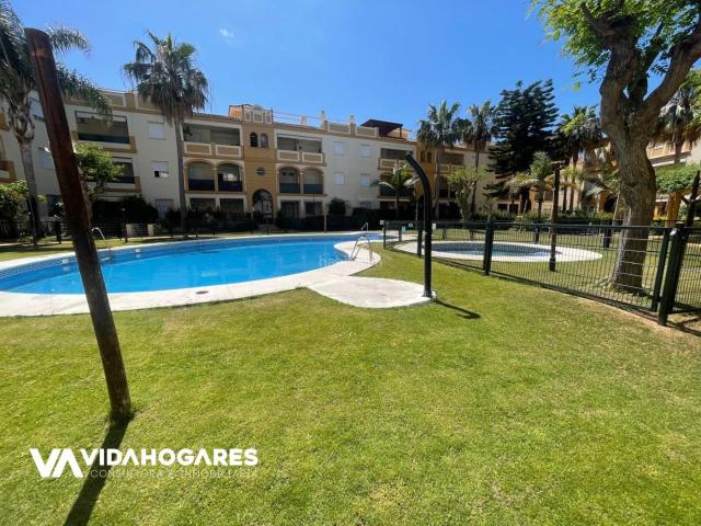 Piso en venta en Rota, Costa Ballena Largo norte. Hay casas cerca de la playa y luego está esta, que prácticamente escucha las olas mientras tú decides si bajas primero a la arena. Pisos.