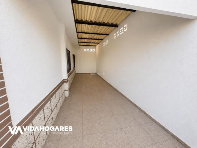 Piso en venta en Rota, Norte Blanca Paloma. Descubre el hogar de tus sueños en el corazón de Rota, donde el encanto tradicional se une a la comodidad moderna. Este impresiona. Pisos.