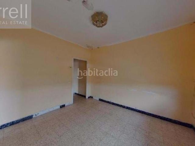 Piso en venta en Sabadell, Campoamor. Amplio apartamento de 4 dormitorios y 1 baño en Sabadell, ideal para familias. Ubicado en una zona residencial con excelente acces. Pisos.