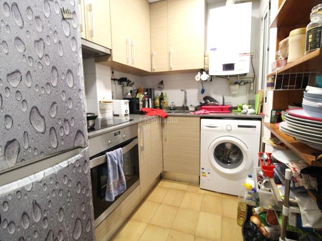 Piso en venta en Sabadell, Can Rull. Luminoso piso con balcón en Can Rull. Pisos.
