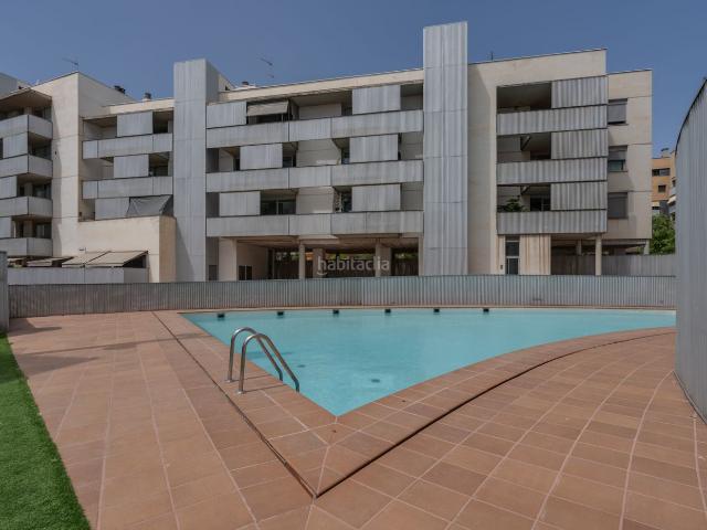 Piso en venta en Sabadell, Centre. Piso luminoso con balcón, piscina y parking incluido. Pisos.