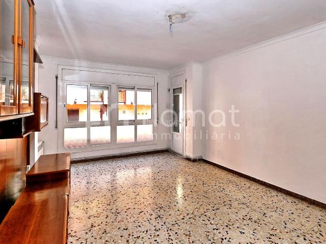 Piso en venta en Sabadell, Concòrdia. Gran oportunidad amplio piso de 4 dormitorios en La Concòrdia. Pisos.