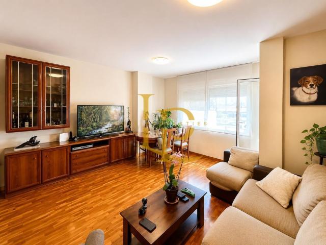 Piso en venta en Sabadell, Concòrdia. MAGNIFICO PISO DE CUATRO HABITACIONES CON BALCON Y PISCINA. Pisos.