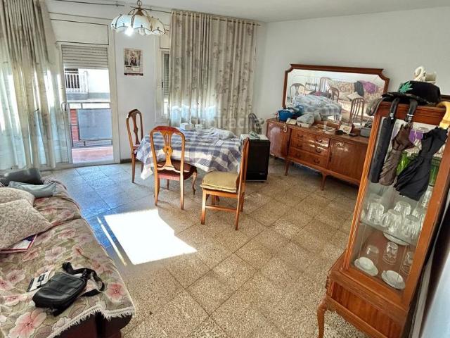 Piso en venta en Sabadell, Creu de Barberà. urbanGrup Sabadell presenta un luminoso piso de 2 habitaciones, cocina independiente, galería, baño completo y dos balcones. En un. Pisos.