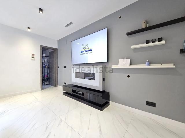 Piso en venta en Sabadell, Creu de Barberà. CHALET REFORMADO CON TERRAZA. Pisos.