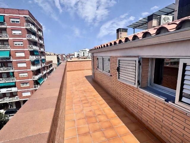 Piso en venta en Sabadell, Gràcia. Ático Dúplex de 4 hab. con Parking y trastero y zona comunitaria con piscina. Pisos.