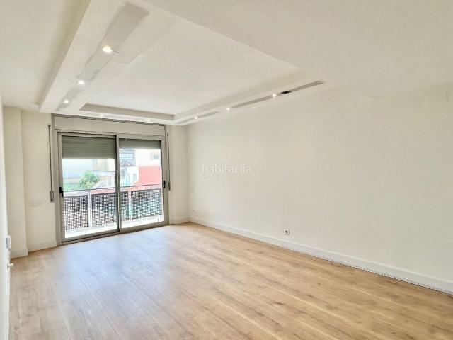 Piso en venta en Sabadell, Gràcia. PISO DE 2 DORMITORIOS 2 BAÑOS TERRAZA Y BALCÓN PARKING TRASTERO PISCINA COMUNITARIA. Pisos.