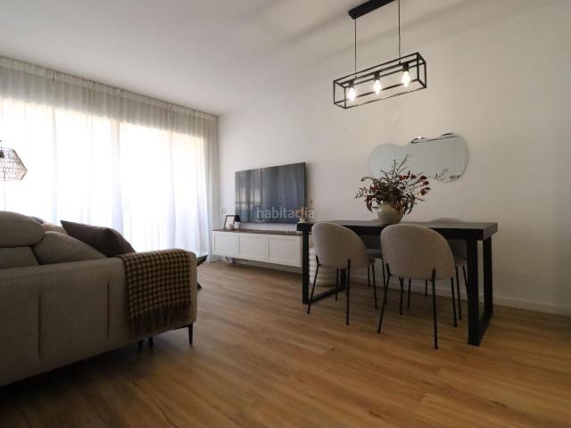 Piso en venta en Sabadell, Gràcia. Seminuevo, 2 habitaciones, parking, trastero y piscina. Pisos.