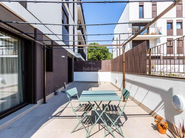 Piso en venta en Sabadell, Serra d'en Camaró. Magnífica planta baja seminueva con amplia terraza y zona comunitaria con piscina!. Pisos.