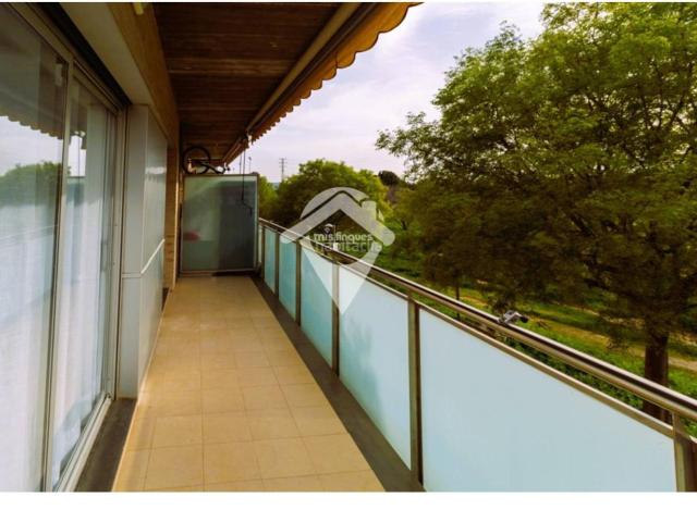 Piso en venta en Sabadell, Torre romeu. FANTASTICO PISO CON TERRAZA, PARKING Y TRASTERO EN ZONA COMUNITARIA CON PISCINA. Pisos.