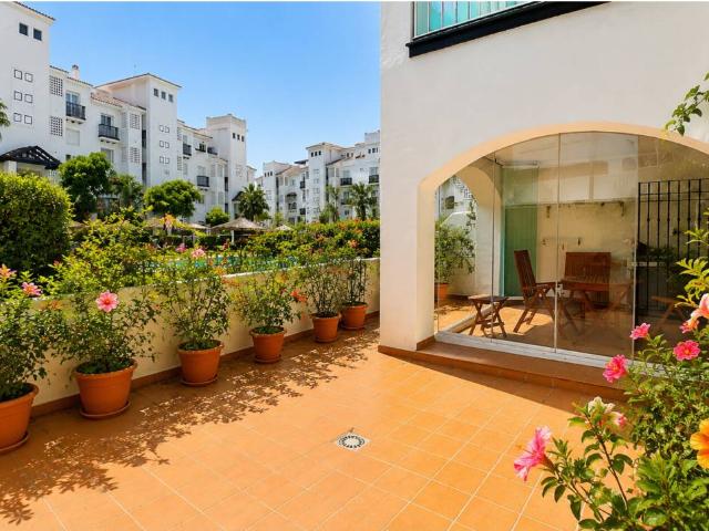 Piso en venta en Sabinillas con piscina, garaje y trastero… un piso que parece haber olvidado que es un piso